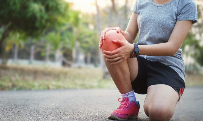 Knee pain: Symptoms, Causes, and Treatment