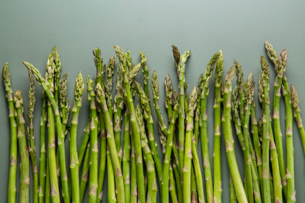 You can eat raw asparagus. However, there are a few things to consider before consuming it. Although eating raw asparagus is harmless, it can be difficult to chew and digest. 