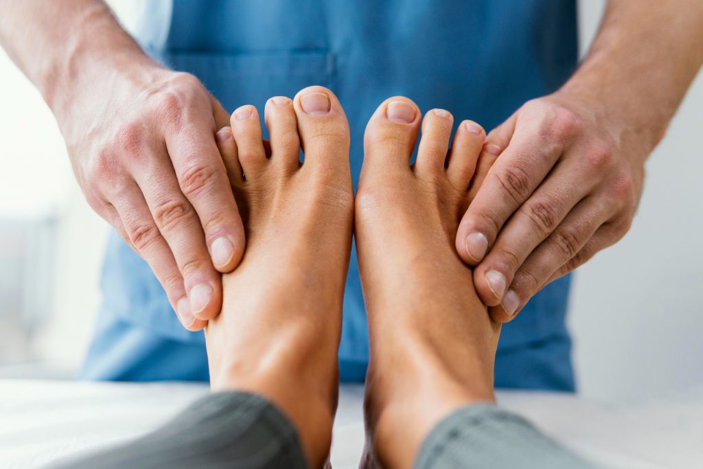 Hammer toes, a common condition, can cause discomfort, pain, and difficulty walking. If you have ever experienced the bending or curling of one or more of your toes, you are likely familiar with its challenges. Fortunately, effective solutions are available, and one such remedy is using hammer-toe splints.