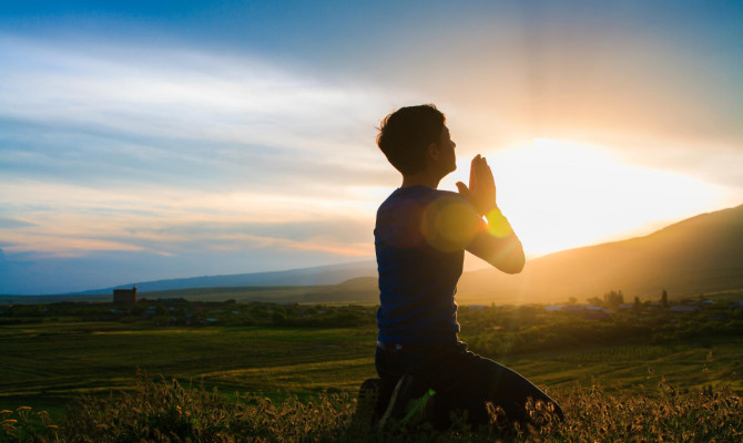 Everything You Need To Know About Sun Gazing & Its Benefits